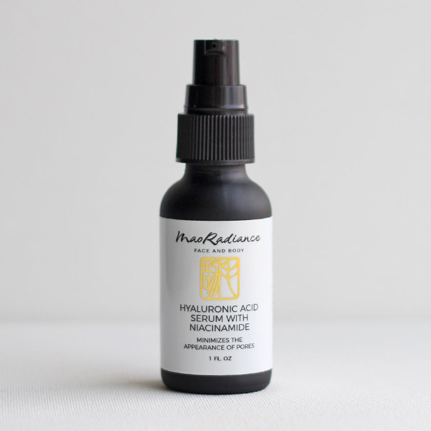 A glass bottle of Hyaluronic Acid and Niacinamide serum, for skin hydration. The Hyaluronic Acid and Niacinamide serum boosts moisture levels, improves skin texture, and promotes a youthful complexion. The formula's key ingredients, hyaluronic acid and niacinamide, work to hydrate, plump, and enhance the skin's natural radiance. A skincare essential for a healthy, glowing complexion.